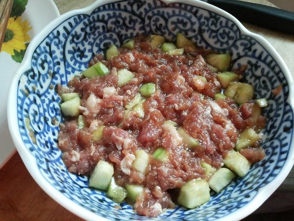 加入醬油抓醃絞肉和絲瓜