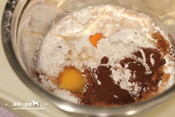 所有材料秤好，中筋麵粉＋鹽＋無糖可可粉過篩，再加入雞蛋、鮮奶，以攪拌器拌勻，放入冰箱冷藏約30分鐘。