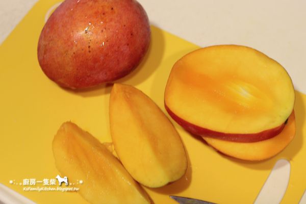 芒果去皮，切成大塊狀，中間芒果果核旁的果肉，切成細丁狀。