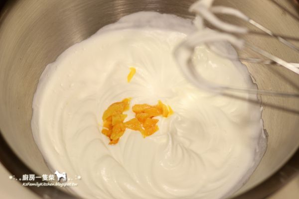 取出冰的鮮奶油，以電動攪拌器打發至有明顯紋路、不流動狀，再加入芒果細丁拌勻，送冰箱冷藏備用。