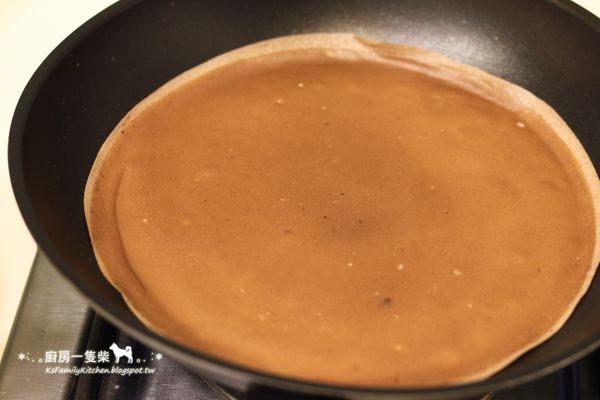 不沾平底鍋以中火加熱。拿出冷藏好的麵糊，用湯勺舀出適量倒入平底鍋，形成薄薄一層餅皮。