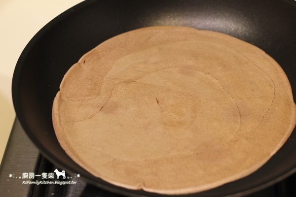 餅皮兩面煎至變色，即可移出放涼。