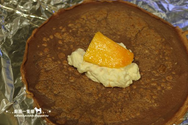 抹上適量先前完成的芒果鮮奶油，放上一塊芒果，再將餅皮四面折起成小包裹狀，或捲成筒狀，以保鮮膜包好，入冰箱冷凍一晚。