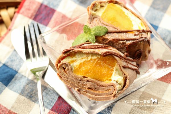 食用前取出，灑上一點防潮糖粉，再微波融化一些牛奶巧克力擠上，就完成囉!

**餅皮跟鮮奶油中都沒加入糖，單吃的話就是享受芒果天然的甜味，適合想吃甜食又想控制熱量的女孩兒。

或是像我一樣撒糖粉、淋上一些巧克力醬或蜂蜜，依個人喜好斟酌，滿足甜牙齒的味蕾～**