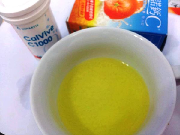 等待一會兒時間，讓諾鈣C發泡錠完全融解