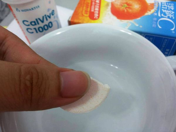 冷開水60CC加入半錠諾鈣C發泡錠，這邊要使用冷開水，才不會破壞維他命C哦!!