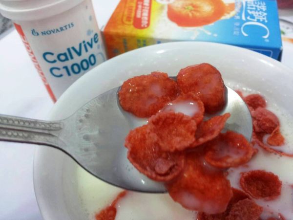 法國製『諾鈣C發泡錠』為台灣維他命C發泡錠第一知名品牌含有16顆橘子的維他命C,讓全家大小輕鬆喝出健康,1杯牛奶的鈣,維持骨骼健康。 溶解於水，用喝的更好吸收，且諾鈣C好喝無藥味，大人小孩都愛哦!!!