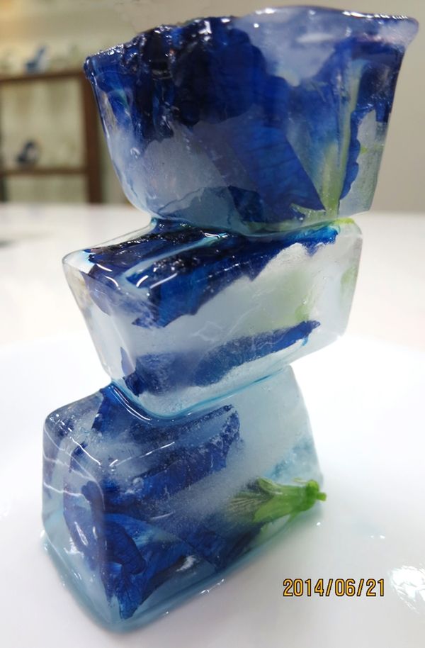 花瓣置入製冰盒+開水冰凍即可