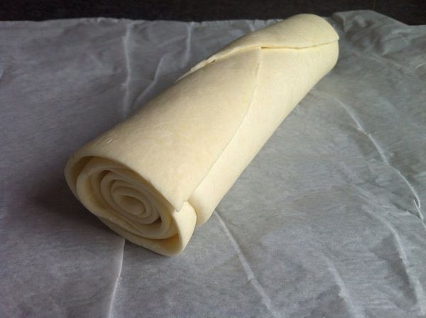 將酥皮攤開，從中間切半之後，將兩片酥皮相互疊再一起，捲起來，放入冷凍庫20分鐘。
Note: 在歐洲的市售酥皮大多是圓型，所以才多了一個這個步驟，以防止酥皮的分配不均；在台灣好像都是方形的，因此只要捲起來即可，不需要切半處理。