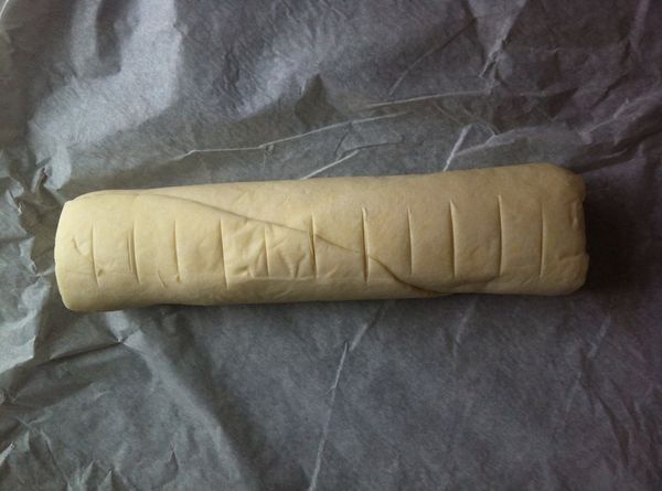 烤箱預熱220度C。冰過後的塔皮比較好切也不會變形，將酥皮從冷凍庫移出來，利用刀子在塔皮上做記號，並切成12等份。