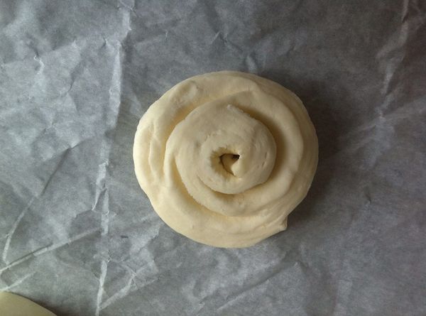 切成12等分後，將塔皮從中間往外輕輕撥開，剝成玫瑰花狀。Note: 因為千層酥皮是麵團和奶油一層一層的組成，不像普通塔皮直接擀成圓形就好了，也不會影響口感。為了保持酥皮的排序和層次感， 這個步驟很重要。