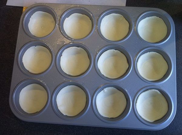 全部擀成圓形後，放入烤盤中。