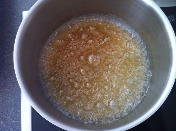 C. 焦糖： 將砂糖和水混和後，以中火煮至金黃琥珀色即可。