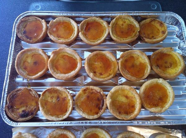 馬上淋在蛋塔上，稍微冷卻後即可食用! Note: 淋焦糖的動作一定要快速，否則焦糖很快就會變硬。