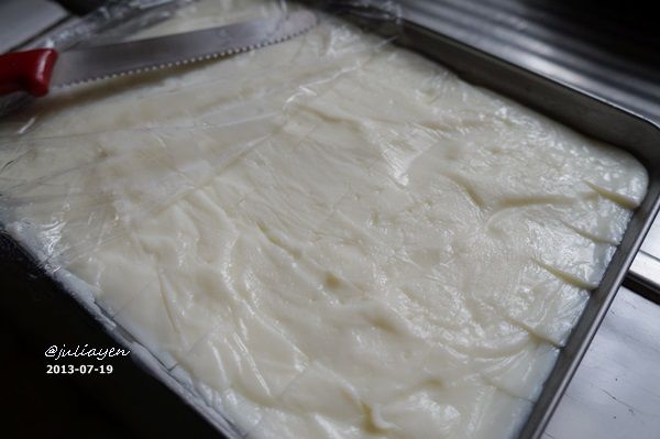 將剩餘牛奶加溫後, 轉小火加糖、鹽、奶油攪拌至糖融化, 將作法1倒入(記得一邊攪拌喔), 煮滾後熄火, 裝入平盤中放涼後冷藏4小時