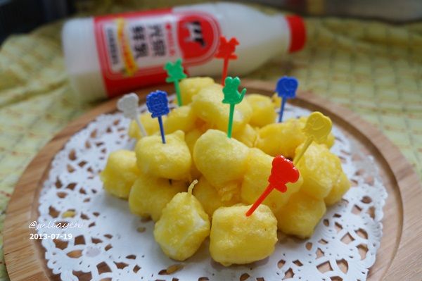 四小時後, 將油鍋加熱至160度, 將奶凍切塊, 裹上麵糊, 炸約20秒至金黃酥脆狀即可起鍋