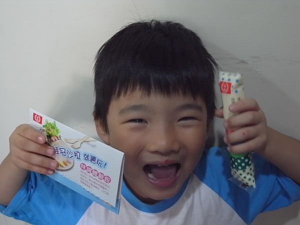 桂冠邀請料理達人，就「特調沙拉醬料理」與「童趣蔬菜沙拉畫」示範了12道精選料理，運用桂冠沙拉醬做不敗基底，搭配各種豐富食材及香料，調配出多種讓孩子愛不釋手的驚喜口味，變出讓你意想不到的經典絕配美味！還在等什麼？快帶著孩子一起玩食材創意、愛上蔬果、體驗遇上沙拉的開心好滋味！