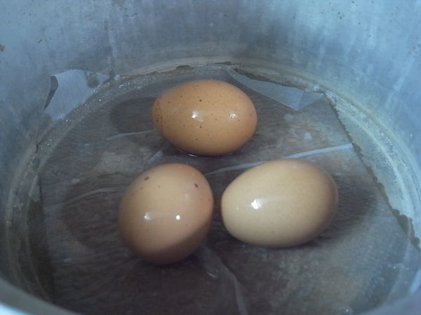 水煮蛋用電鍋煮熟備用~
