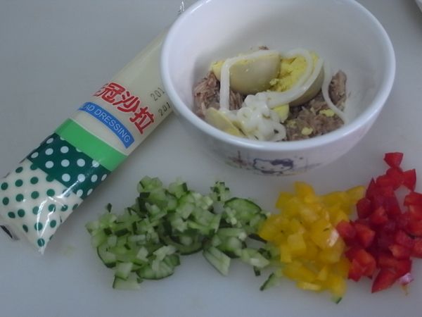 小黃瓜/ 紅黃甜椒 洗淨切丁備用~
水煮蛋剝殼對切成兩半取出蛋黃備用~