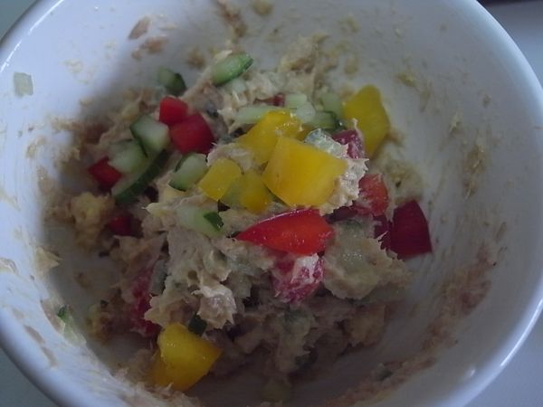 桂冠沙拉 + 水煮蛋蛋黃 + 鮪魚罐 一起拌勻備用~