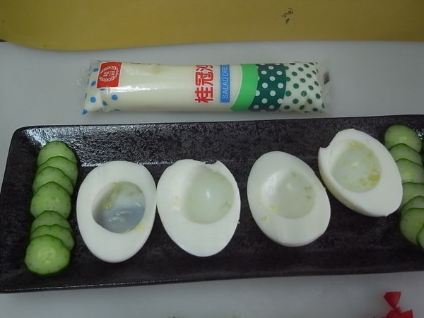 將所拌勻之備料一一放入 水煮蛋蛋白內~