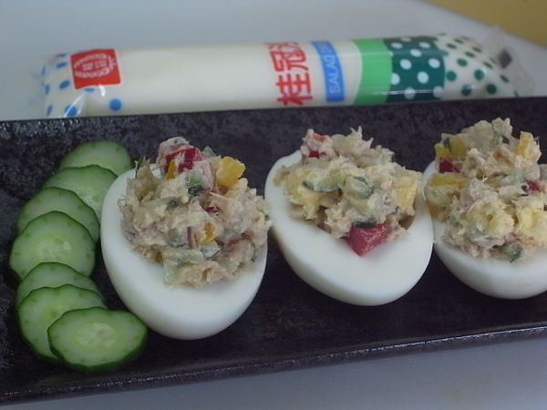 切一些小黃瓜片作裝飾 ~
擺盤上桌好好吃喔~