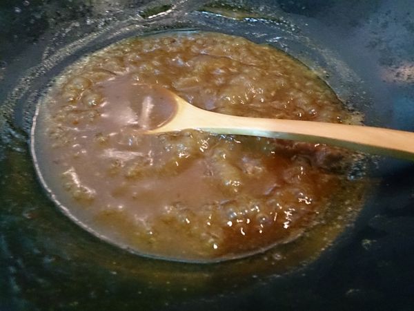 起油鍋，將[蔬菜]炒軟後加入水，待洋蔥煮成透明狀，放入[咖哩]錠煮到融化