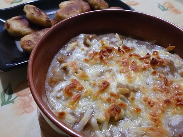 盛飯淋上咖哩醬汁，鋪上披薩起司送進烤箱，烤10~15，起司微焦即可享用；焗烤的同時可以烤雞塊
，完全不浪費時間