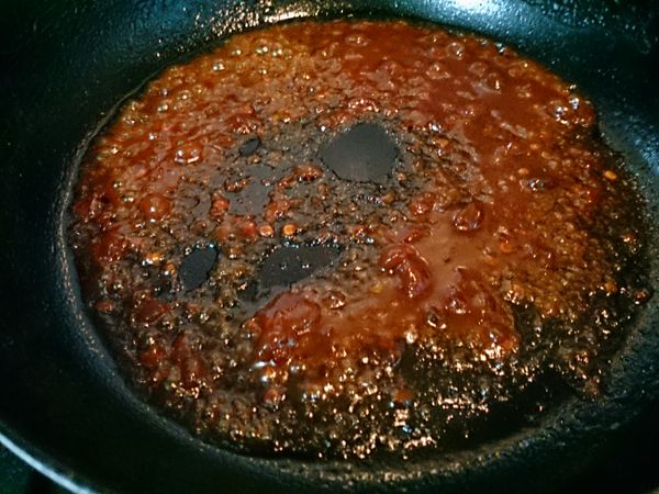 鍋子加熱後，加半匙油；油熱轉小火或關火，加入[調味料]拌炒。是的，沒錯！關火，因為很容易燒焦，新手料理建議關火。