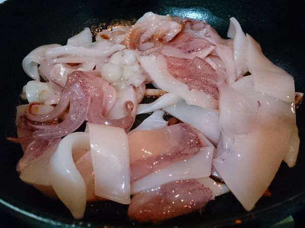 鼻子聞到拌炒豆瓣醬的香味後，開火拌炒透抽；
看到透抽逐漸從半透明逐漸變成白色。加水煮開，移至砂鍋