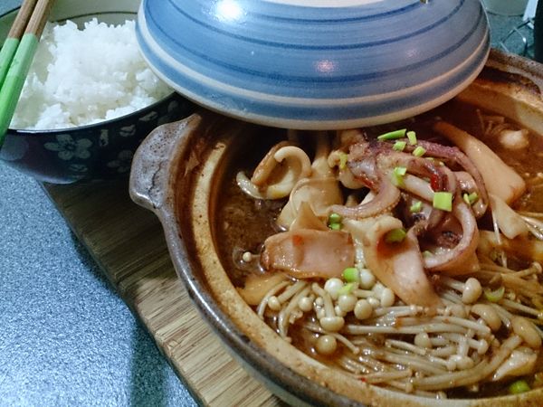 起鍋前，灑一些[辛香料]蔥末增添氣味。好味上桌囉！乾杯~