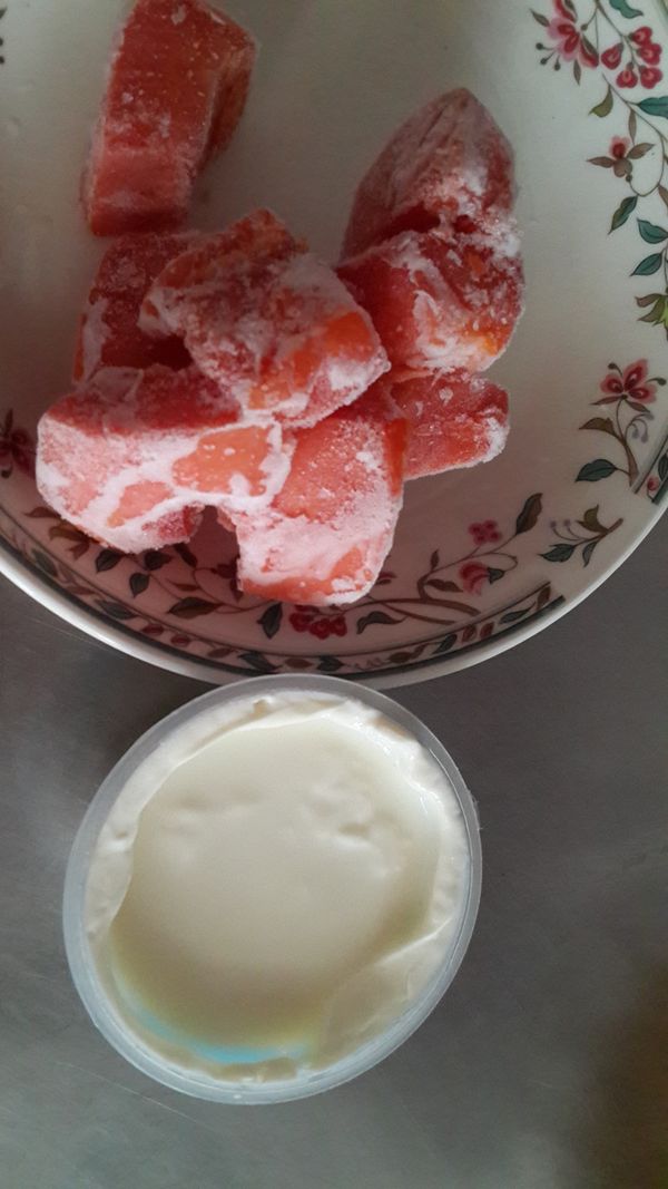 前一晚先將木瓜切塊放入冷凍庫~