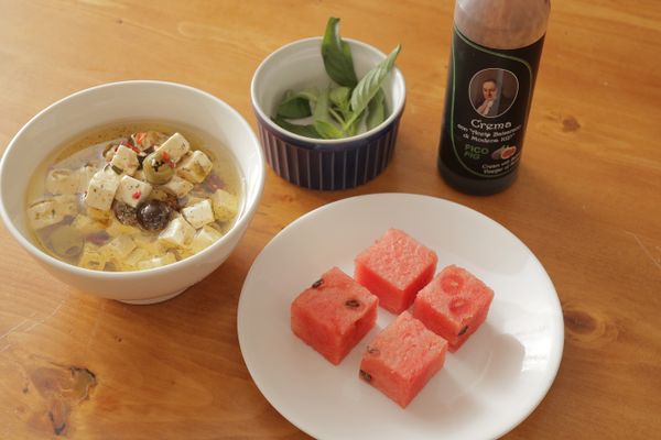 非常快速與簡單的料理~所有材料就在圖裡面,也是相當可口的開胃菜,放點鹽胡椒與特級橄欖油更可以吃出這道菜的漸層感~