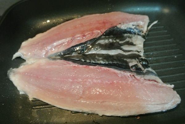 先把魚肉煎到金黃上色