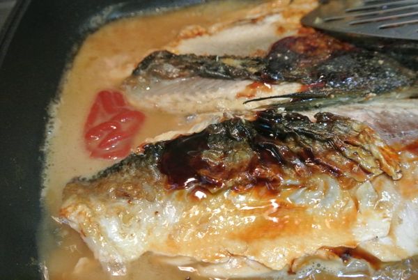 倒入調味料跟少許清水，開始滷製