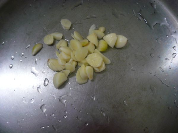 將蒜頭去膜切成末放入鍋內。