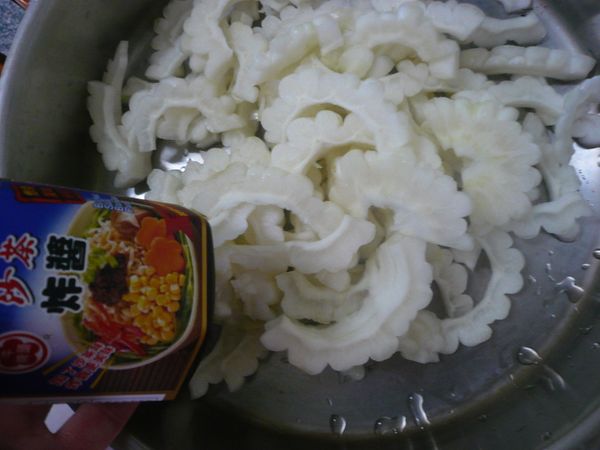 加一匙的牛頭牌沙茶炸醬。