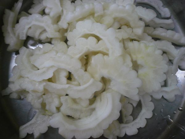 將苦瓜洗淨，去除瓜瓤後切成薄片狀，放入鍋內。