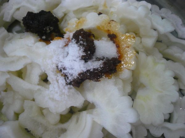 加入少許的鹽巴、糖和橄欖油。