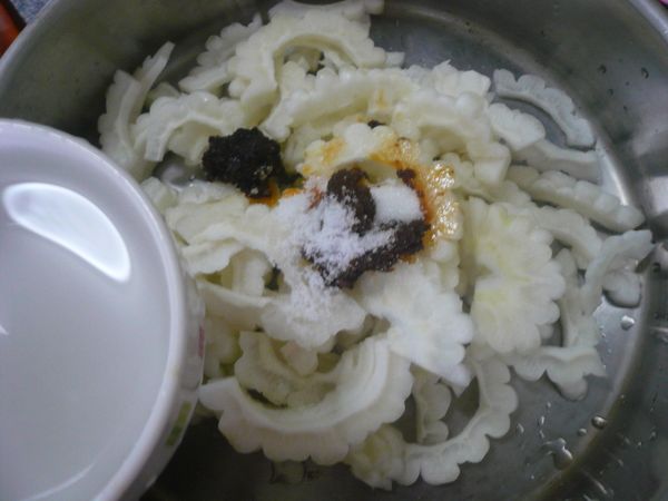 加入約苦瓜的水份。
蓋上鍋蓋，打開火源，以大火煮5分鐘。