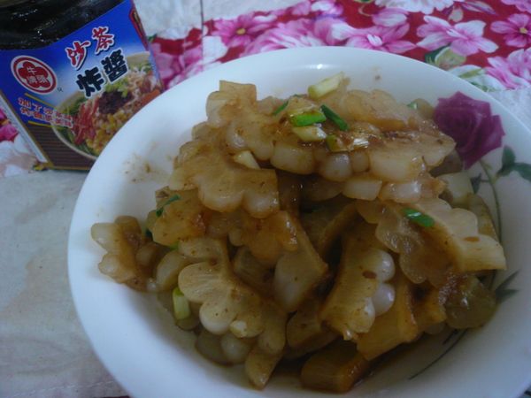 夏天需要一道提胃口的菜色，這道沙茶炸醬苦瓜正合胃口，如果你是喜歡吃辣的人，建議可以加少許的辣椒提味，更下飯。