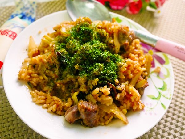 起鍋少許油炒香牛肉(約7分熟)再下飯與蔥末、洋蔥拌炒均勻，
最後依個人口味再調味加入適當的鹽，最後撒上海苔粉~超日式的炒飯XD