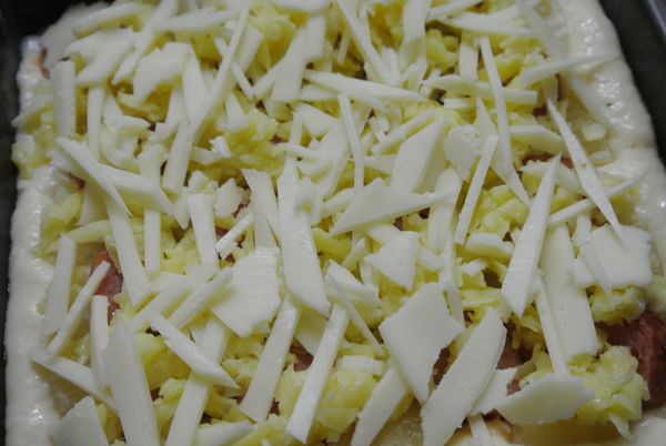 表面撒上起士絲，也可以依自己喜好，放多放少