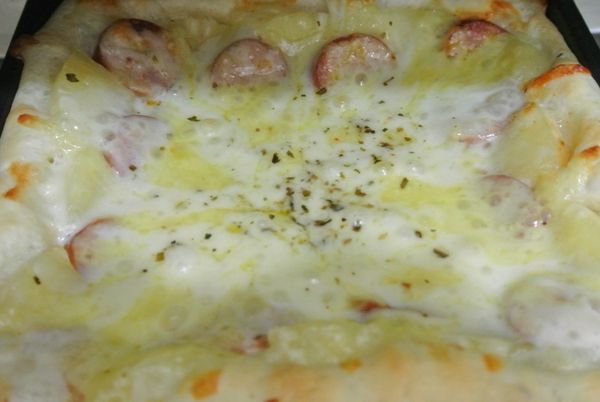 放入烤箱，烤溫190度，烤約12分鐘拿出，表面再撒少許餡料，這樣表面會比較漂亮，也可以省略這個動作