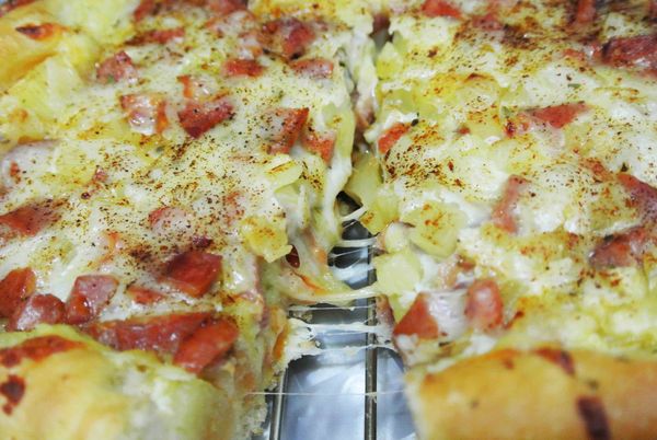 切開享用～牽絲的起士就是美味的畫面啊！