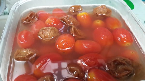 將梅汁與小番茄一同放入盒中.再放入冰箱冷藏半天-1天即可食用(容器最好有蓋.梅汁要淹過小番茄.這樣才會入味).