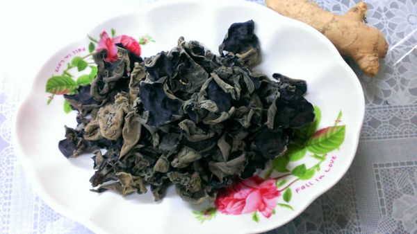 乾的川耳用開水泡開~( 川燙後放涼  )