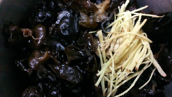 加入薑絲和蠔油、黑醋、白醋、香油拌勻就好了~