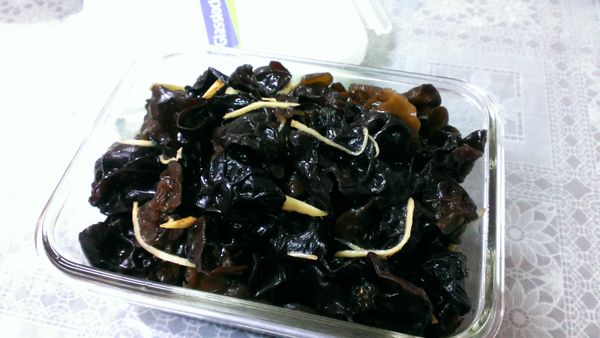 用保鮮盒裝起來~放在冰箱~冰冰涼涼的~隨時取用~方便又好吃~