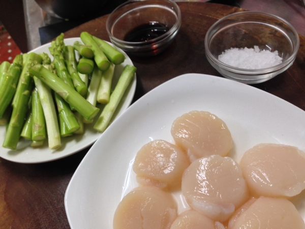 籚筍切段,平均約6CM長
干貝置於常溫解凍,約需40-50分鐘